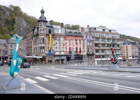 Dinant, Belgien - Oktober 13 2020 : die Straßen der schönen Stadt Dinant Heimat von Adolphe Sax, Erfinder des Saxophons. Stockfoto