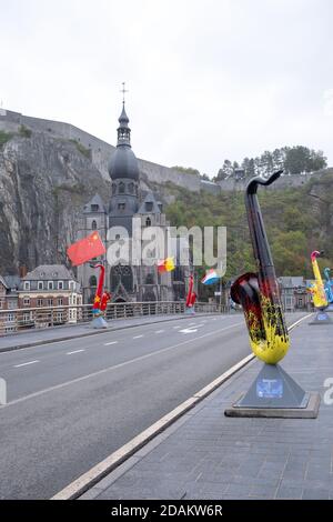 Dinant, Belgien - Oktober 13 2020 : die Straßen der schönen Stadt Dinant Heimat von Adolphe Sax, Erfinder des Saxophons. Stockfoto