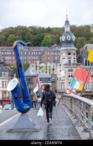 Dinant, Belgien - Oktober 13 2020 : die Straßen der schönen Stadt Dinant Heimat von Adolphe Sax, Erfinder des Saxophons. Stockfoto