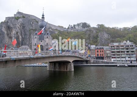 Dinant, Belgien - Oktober 13 2020 : die Straßen der schönen Stadt Dinant Heimat von Adolphe Sax, Erfinder des Saxophons. Stockfoto