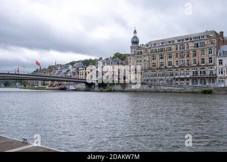 Dinant, Belgien - Oktober 13 2020 : die Straßen der schönen Stadt Dinant Heimat von Adolphe Sax, Erfinder des Saxophons. Stockfoto