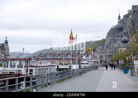 Dinant, Belgien - Oktober 13 2020 : die Straßen der schönen Stadt Dinant Heimat von Adolphe Sax, Erfinder des Saxophons. Stockfoto