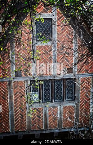 Holzgerüst und gemusterte Ziegelsteine in einem alten Gebäude in der Nähe von Newcastles historischem Kai. Stockfoto