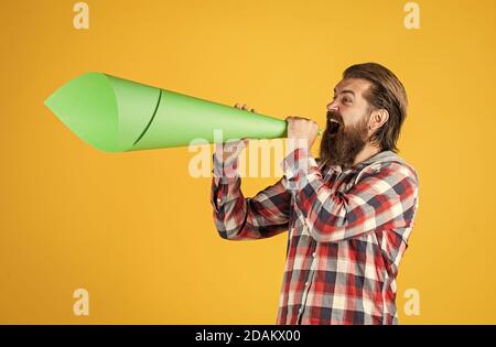 Propagandakonzept. Drängen Sie die Öffentlichkeit. Haben Sie keine Angst, Ihre Meinung zu äußern. Freier Mann schreit in Megaphon. Schöner Mann, der durch Lautsprecher schreit. Laute Ansage. Nicht schweigen. Abstimmen. Stockfoto
