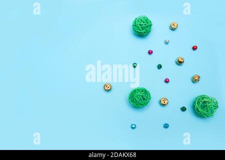 Konfetti auf blauem Hintergrund. Flach liegend. Universeller Hintergrund für Postkarten Stockfoto
