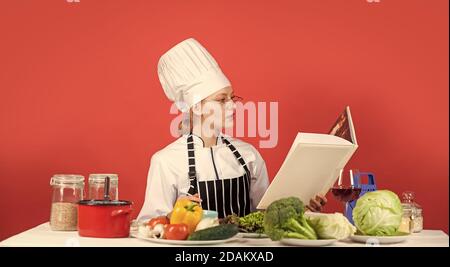 Anständige Ernährung ist die beste Ernährung. Kochkonzept. Arbeiten in einer Modernen Küche. Koch der Frau las Kochbuch. Kann zum Kochen verwendet werden. Essensstudio im Restaurant. Küchenchef bereitet Rezept vor. Rezeptbuch. Das beste Rezept. Stockfoto