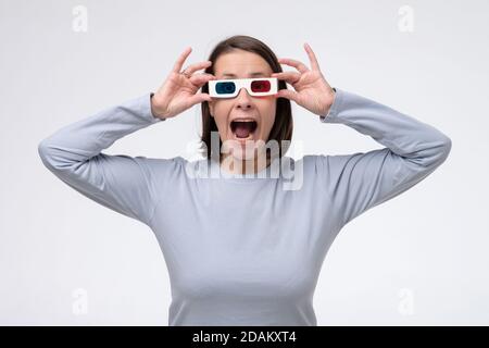 Reife kaukasische Frau mit 3d-Brille Film ansehen. Stockfoto