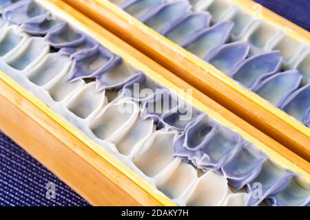 Frisch zubereitetes, hausgemachtes Stück Kräuterseife Stockfoto