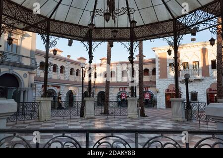 SHARM EL SHEIKH, ÄGYPTEN - 31. JANUAR 2018: Il Merkato ist das Geschäftsviertel der Stadt. Es gibt viele Geschäfte, Cafés und Restaurants. Stockfoto