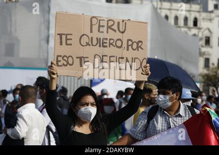 Lima, Peru. November 2020. Frau hält ein Schild mit der Aufschrift: "Peru I love you that's why I Defend you" während eines Protestes gegen die Regierung des peruanischen Präsidenten Manuel Merino auf dem Platz San Martin in Lima Quelle: Mariana Bazo/ZUMA Wire/Alamy Live News Stockfoto