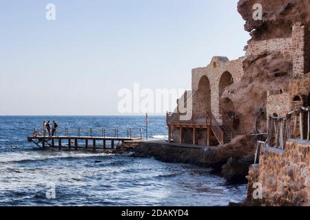 SHARM EL SHEIKH, ÄGYPTEN - 1. FEBRUAR 2018: Strand des Dreams Beach Hotels in Sharm El Sheikh. Blick von der Küste Stockfoto
