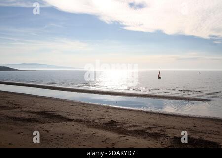 Schottland, Ayrshire, Prestwick, Lone Yacht in Bay. Big Sky Cloud Formation Stockfoto