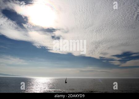 Schottland, Ayrshire, Prestwick, Lone Yacht in Bay. Big Sky Cloud Formation Stockfoto