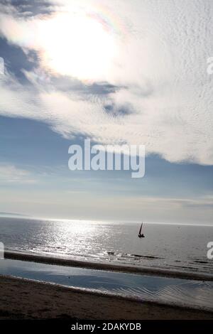 Schottland, Ayrshire, Prestwick, Lone Yacht in Bay. Big Sky Cloud Formation Stockfoto