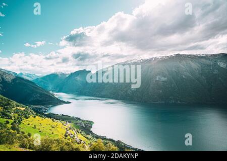 Aurland, Sogn und Fjordane, Fjord, Norwegen. Super Sommer malerischen Blick Sogn und Fjordane. Berühmten norwegischen Wahrzeichen und beliebtes Ziel im Sommer Stockfoto