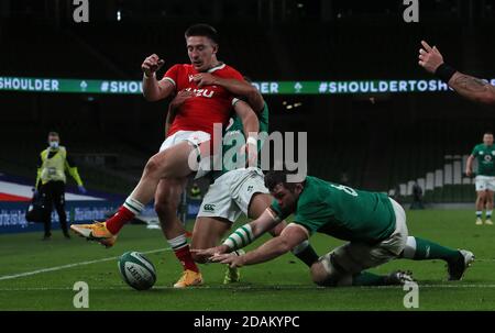 Der walisische Josh Adams (links) wird vom irischen Jamison Gibson Park (Mitte) angegangen, als der irische Peter O'Mahony während des Herbstnationen-Cup-Spiels im Aviva Stadium in Dublin versucht, den Ball zu erlegen. Stockfoto