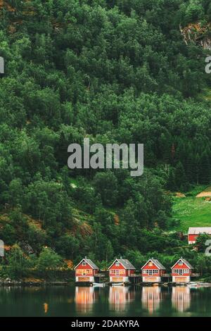 Flam, Norwegen. Berühmte Rote Hölzerne Docks Im Sommerabend. Kleine Touristenstadt Flam Auf Der Westseite Norwegens Tief In Fjorden. Berühmt Für Norwegisch Stockfoto