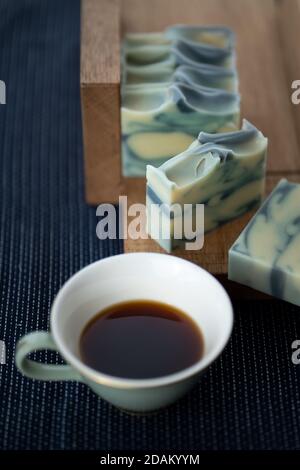 Genießen Sie frische Naturseife mit einer Tasse Kaffee Stockfoto