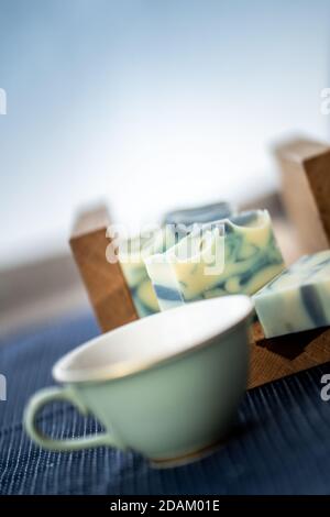 Genießen Sie frische Naturseife mit einer Tasse Kaffee Stockfoto