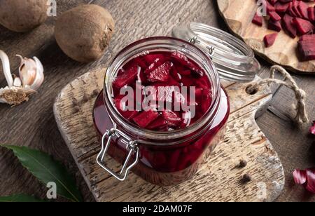 Fermentierte rote Rüben in einem Glas, mit Knoblauch, Lorbeerblatt und Gewürzen Stockfoto