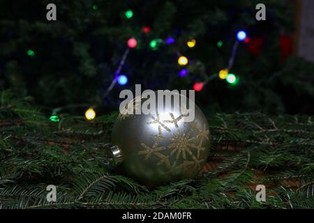 Weihnachtskomposition mit schönen silbernen Weihnachtskugel Stockfoto