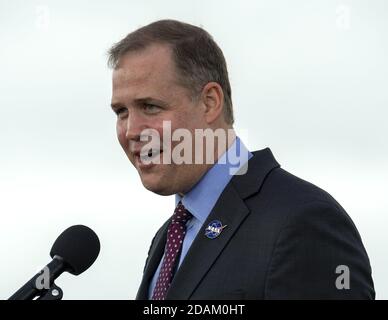 Kennedy Space Center, Usa. November 2020. NASA-Administrator Jim Bridenstine macht einen Kommentar während einer Pressekonferenz im Kennedy Space Center, Florida am Freitag, 13. November 2020. Eine SpaceX Falcon 9-Rakete wird vorbereitet, um am Samstag die erste operationelle Crew Dragon-Raumsonde vom Komplex 39A im Kennedy Space Center, Florida, zur Internationalen Raumstation zu bringen. Foto von Pat Benic/UPI Kredit: UPI/Alamy Live Nachrichten Stockfoto