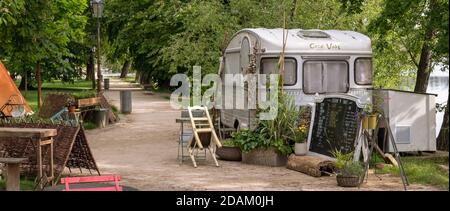 PRAG, TSCHECHISCHE REPUBLIK - 22. MAI 2020: Imbissstand aus einem Wohnwagen auf der Insel Strelecky Stockfoto