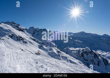 Bernes oberland auf dem schneebedeckten Berg. Blick von Hochstraess auf Planplatte und Glockhues im Winter. Hasliberg, Schweiz. Stockfoto