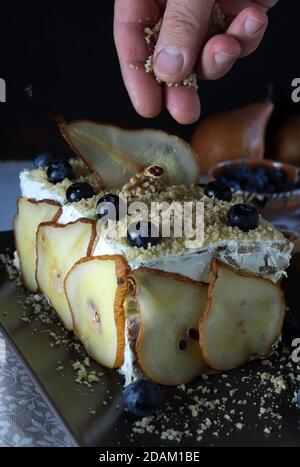 Gorgonzola Sandwich mit Birnen, Walnüssen und Heidelbeeren. Hausgemachte Küche. Stockfoto