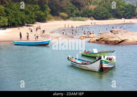 Farbige Holzboote auf dem Om Strand in Gokarna. Karnataka, Indien Stockfoto