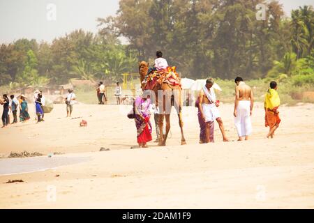 Strand in Gokarna. Ureinwohner am Strand. Gokarna, Karnataka, Indien. Murch, 2016. Stockfoto