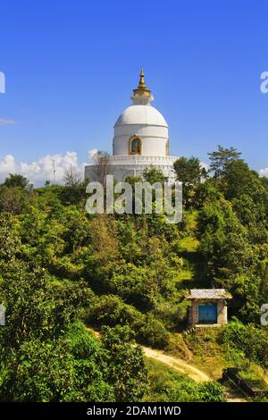 Blick auf Shanti Stupa (Weltfriedenspagode). Pokhara, Nepal Stockfoto