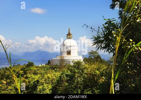 Shanti Stupa (Weltfriedenspagode). Blick auf Pokhara Tal, Nepal Stockfoto