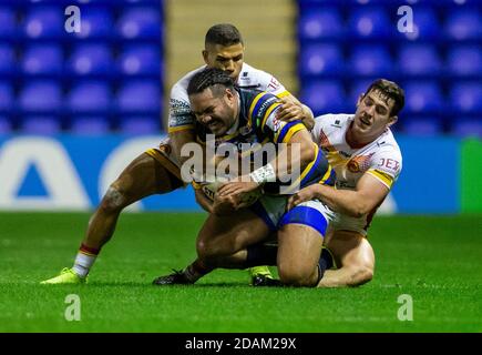 13. November 2020; das Halliwell Jones Stadium, Warrington, Cheshire, England; Betfred Rugby League Playoffs, Catalan Dragons gegen Leeds Rhinos; Konrad Hurrell von Leeds Rhinos wird angegangen Stockfoto