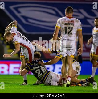 13. November 2020; das Halliwell Jones Stadium, Warrington, Cheshire, England; Betfred Rugby League Playoffs, Catalan Dragons versus Leeds Rhinos; Sam Tomkins of Catalans Dragons wird von James Donaldson von Leeds Rhinos angegangen Stockfoto