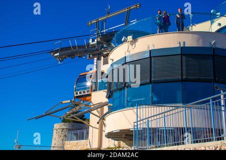 Dubrovnik Kroatien Oktober 2020 Seilbahnstation auf dem Gipfel des SRD-Gebirges über der Stadt Dubrovnik, die zum Herzen der Stadt führt Stockfoto