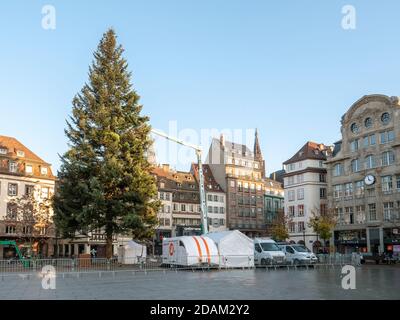 Straßburg, Frankreich - 9. November 2020: Installation eines großen Weihnachtsbaumes im Zentrum von Straßburg Place Kleber Platz ohne Menschen aufgrund der französischen nationalen Sperre Stockfoto