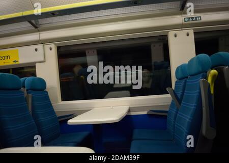 Zwei Passagiere reflektierten in Window of Southern Rail Train bei Nacht Stockfoto