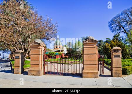 Eingang zum Mathattie Park in Bathurst Stadt von Australien an einem sonnigen Tag - öffentlicher Park und George Street. Stockfoto