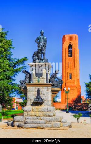 Memorial Park in Bathurst Stadt auf George Street - Kings Parade. Explorer und Entdecker George Evans in der Nähe von carilion roten Ziegelturm an einem sonnigen Tag. Stockfoto