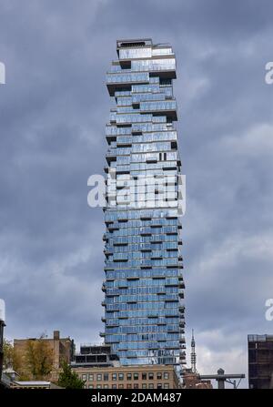 New York, NY - 3. November 2020: 56 Leonard St oder Jenga Tower (2017) fängt das Sonnenlicht an einem grauen Herbsttag. Es ist eine 60-stöckige Residenz, die aussieht l Stockfoto