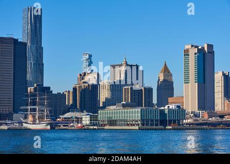 Blick auf den South Street Seaport mit dem Schiff Wavertree (1885) und das renovierte Pier 17 Einkaufszentrum. Stockfoto