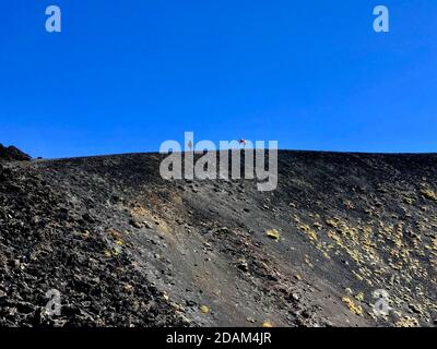 Touristen zu Fuß den Krater des Ätna, Sizilien, Italien Stockfoto