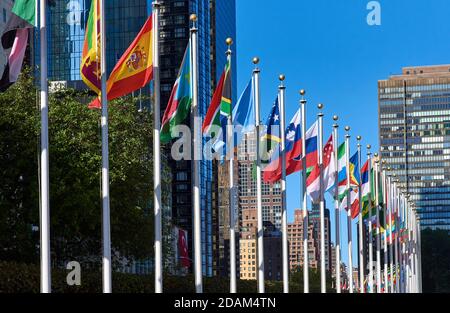 Flaggen der Mitgliedstaaten der Vereinten Nationen werden in angezeigt Vor dem Hauptsitz der Vereinten Nationen in Midtown Manhattan Stockfoto