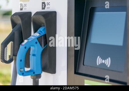 Verschiedene Arten von Steckverbindern für das Aufladen von Elektrofahrzeugen. Stockfoto