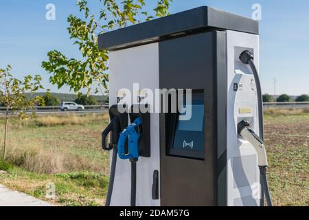 Verkaufsautomat mit verschiedenen Steckverbindertypen für das Aufladen von Elektrofahrzeugen. Stockfoto