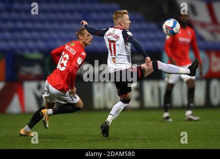 Oscar Threlkeld von Salford City (links) und Ali Crawford von Bolton Wanderers kämpfen im zweiten Spiel der Sky Bet League im University of Bolton Stadium in Bolton um den Ball. Stockfoto