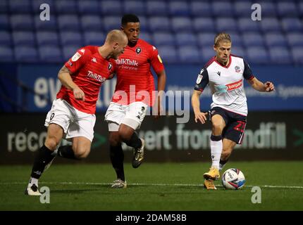 Bolton Wanderers' Lloyd Isgrove (rechts) in Aktion während des Sky Bet League Two Spiels im University of Bolton Stadium, Bolton. Stockfoto