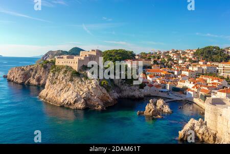 Breites Panorama der Bucht rund um die Festung Lovrjenac in der Altstadt von Dubrovnik, wie gesehen, während Sie die Stadtmauern zu Fuß. Hellblau und gree Stockfoto