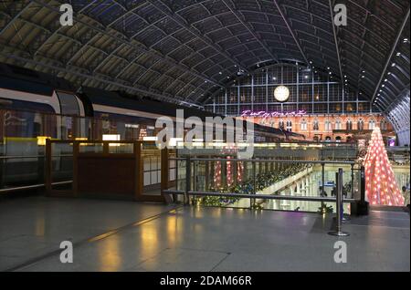 E,L&N Wunderland Weihnachtsbaum in einer verlassenen St pancras Station während der 2. Nationalen Sperre des Coronavirus, November 2020, London, Großbritannien Stockfoto